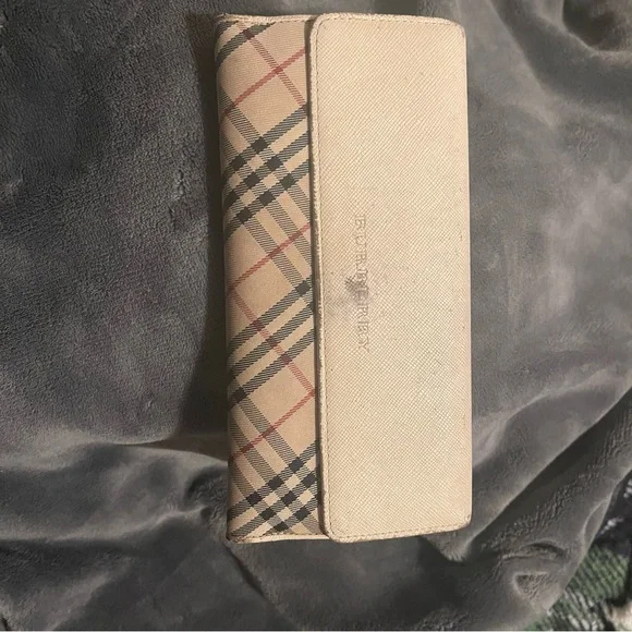 Burberry checkbook cover discount